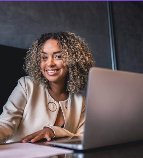 Mulher sorridente trabalhando em um notebook
