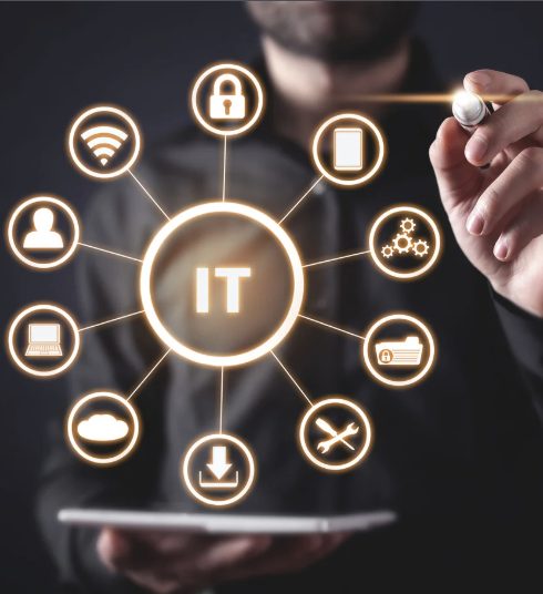 Mão tocando um diagrama digital de ícones de tecnologia com a sigla IT ao centro
